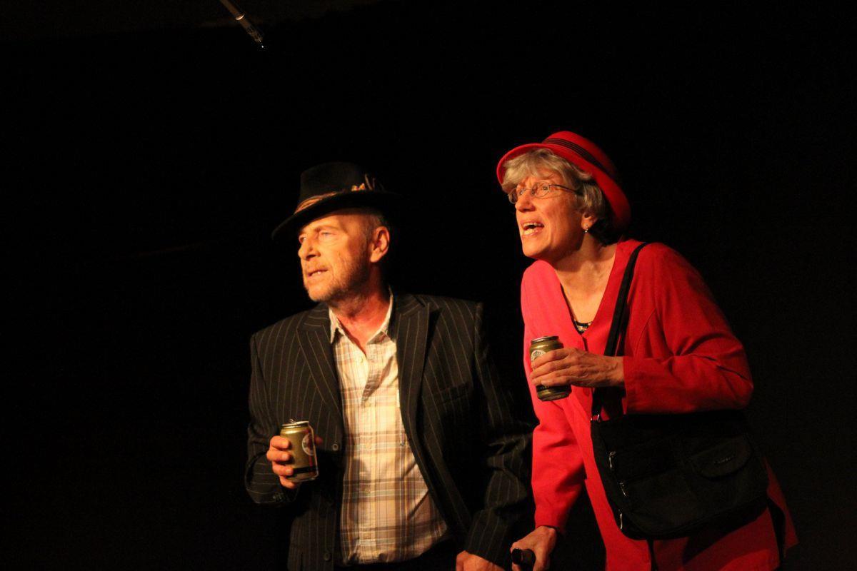 Sie trinkt Dosenbier, wettet beim Pferderennen und hat wieder Spaß am Leben. Dora Sommer (Annette Hank) schöpft durch Winston (Michael König) neue Kraft. Mit ihrer Inszenierung von „Haubentaucher oder die Kunst des Auftauchens“ feierte die Theatergruppe Inkoggnito Premiere.  