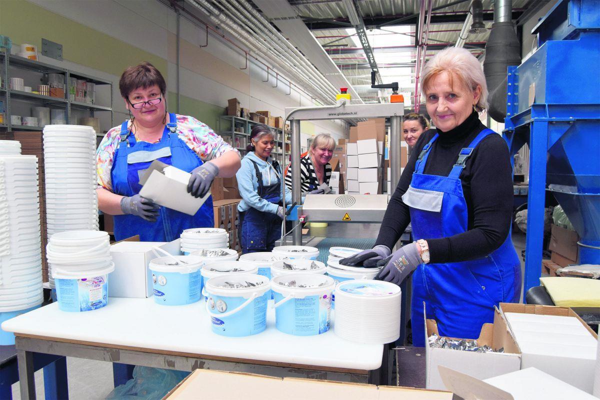 Sie verpacken Reinigungsmittel bei der Firma PIT in Debstedt und lächeln – die Vier-Tage-Woche macht sie glücklich (von links): Ludmilla Stein, Choet Krüger, Malgorzata Klechamer, Anna Hadrys und Ludmilla Schäfer.