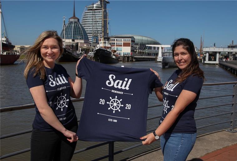Trotz Absage: Sail-Souvenirs sind beliebt Sie wären bei der Sail dabei gewesen: Die NZ-Mitarbeiterinnen Vivien Lütjen und Shirin Bajrami bedauern die Absage des Windjammerfestivals. Die Sail-T-Shirts wollen sie aber trotzdem tragen.