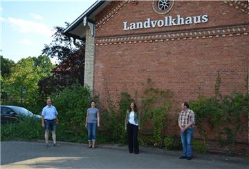 Sie wahren Distanz zueinander – allerdings nur wegen Corona. Zevens Landvolkvorsitzender Andreas Heins (links) und der langjährige Geschäftsführer der Steuerberatungsgesellschaft LVBZ, André Geils (rechts), rahmen Dr. Diane Wischner-Pingel (Zweite von links), die die Geschäftsführung des Zevener Landvolkverbandes übernommen hat, und Antje Smidt, die die Rechtsberatung in Zeven leistet, ein. Im Hintergrund das Zevener Landvolkhaus, von dem es gerüchteweise hieß, es werde geschlossen.