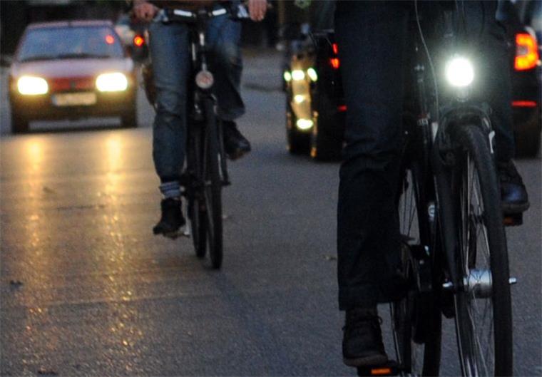 Ohne Licht unterwegs: Elfjährige wird in Geestemünde von Auto erfasst Sie war ohne Licht und auf der falschen Fahrbahn unterwegs: Ein elf Jahre altes Mädchen ist in Geestemünde von einem Auto erfasst und verletzt worden.