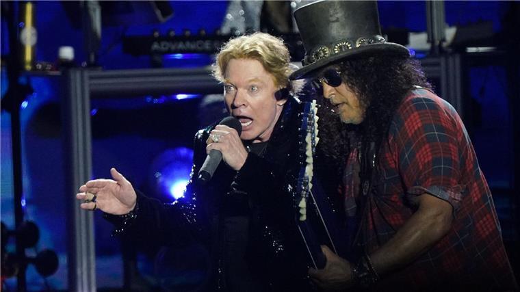 Diese Legenden stehen 2025 auf deutschen Bühnen Sie werden Wacken rocken: Axl Rose (l) und Gitarrist Slash von der Band Guns N‘ Roses. (Archivbild)