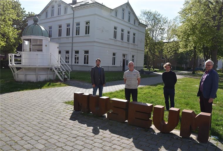 Bilder und Dokumente vom Kriegsende Sie wirkten am Dokumentarfilm mit (von links): Philip Heyelmann (Schnitt und Regie), Torsten Folge (Ton), Niels Prauser (Autor) und Timothy Saunders (Redaktion).