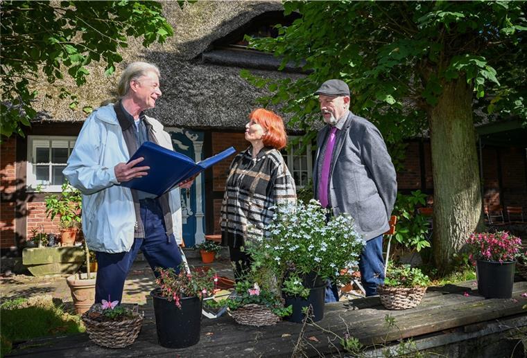 Frischer Wind im nostalgischen Museumsflair Sie wollen das Freilichtmuseum und den Bauernhausverein Lehe mit neuen Konzepten neu beleben (v.li.:) Uwe Schendel, Kerstin Münch-Ahlers und Jochen Ahlers.