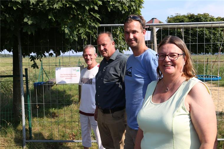 Sandstedter ärgern sich über Spielplatz-Sperrung Sie wollen, dass der Spielplatz wieder freigegeben wird (von links): Erwin Krüger, Sandstedts Ortsvorsteher Falko Wahls-Seedorff (CDU), Jan Hoormann und Annette Krüger.