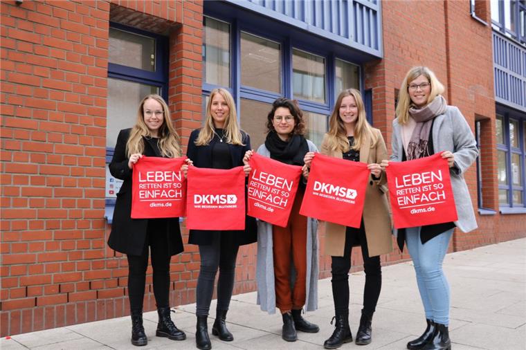 Bremerhaven: Studenten richten DKMS-Aktion aus Sie wollen Menschen zu Lebensrettern machen: (von links) Caroline Meyer, Lara Gillert, Camille Rau, Celina Peters und Jana Griepenstroh.