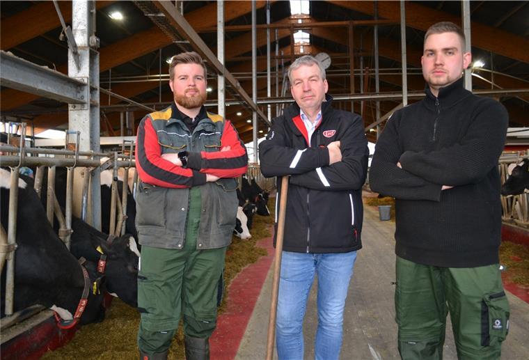 David gegen Goliath: Ein Bauer kämpft um sein Ackerland Sie wollen nicht klein beigeben (von links): Hark, Michael und Henrik Dreyer streiten jetzt vor Gericht um ihr Vorkaufsrecht.