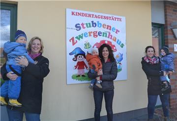 Sie wünschen sich, dass ihre Kleinen weiter in Stubben zur Kita gehen können und nicht nach Wellen ausweichen müssen (von links, Archivfoto): Kirsten Röhricht mit Theo (2), Valerie Päsch mit Matteo (1) und Helene Torn mit Valentin (2).