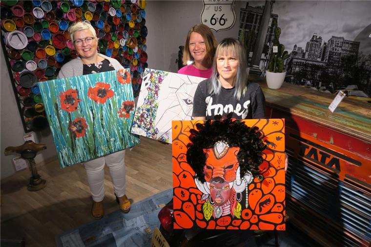 Sie zeigen ihre eigene Kunst und wollen anderen Spaß am Malen vermitteln: Sandra Adams-Korz, Julia Lenz und Lilli Mayerhöfer-Kárándi (von links) sind beim Kunstrausch-Tag dabei.