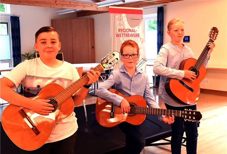Junge Gitarristen aus Loxstedt holen zweite Preise Matthis Fit (9), Tomke Katharina Geils (11) und Lenn Piskol (12)