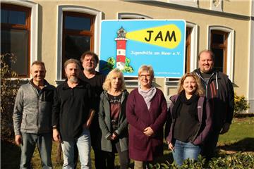 Sieben Betreuer kümmern sich bei der Jugendhilfe am Meer um derzeit 32 Kinder und Jugendliche: (von links) Valeriy Gulevskyy, Harald Engling, Bernd Hohn, Silvia Kieselhorst, Heide Wieting, Nicole Petershagen und Ralf Hohn.