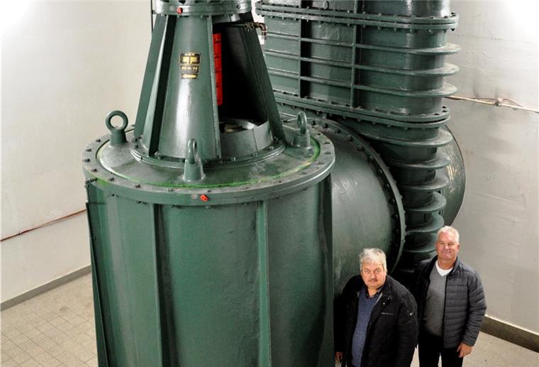 Sieben Kubikmeter Wasser kann diese Pumpe im Großensieler Mündungsschöpfwerk in der Sekunde transportieren. Zwei Pumpen dieser Größe sind dort installiert. Unser Bild zeigt Verbandsvorsteher Dieter Hülstede (links) und Verbandstechniker Dirk Uffmann vor einer Pumpe.
