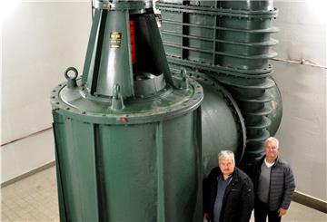 Sieben Kubikmeter Wasser kann diese Pumpe im Großensieler Mündungsschöpfwerk in der Sekunde transportieren. Zwei Pumpen dieser Größe sind dort installiert. Unser Bild zeigt Verbandsvorsteher Dieter Hülstede (links) und Verbandstechniker Dirk Uffmann vor einer Pumpe.