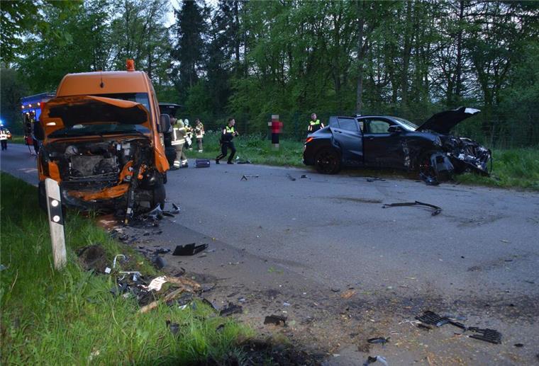 Heftiger Unfall in Stade: Sieben junge Menschen teils schwer verletzt Sieben Menschen wurden bei dem Unfall teils schwer verletzt.
