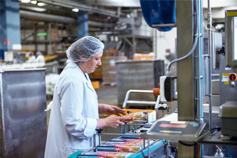Fischstäbchen: Der Nationalgeschmack bestimmt die Rezeptur Sieben Millionen Fischstäbchen werden pro Tag in Bremerhaven bei Iglo gefertigt. Je nachdem, für welches Land die Packung bestimmt ist, ändern sich Fischsorte, Rezeptur und Verpackung.