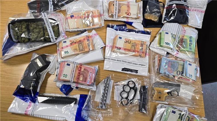 Festnahmen bei Razzien gegen den Kokainhandel Sieben Verdächtige hat die Polizei nach einer Drogen-Razzia im Visier.
