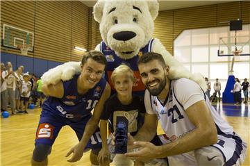 Sieger im Dunking Contest: Harper Kamp mit seinen "Assistenten" Jordan Hulls und einen Jungen aus dem Publikum.