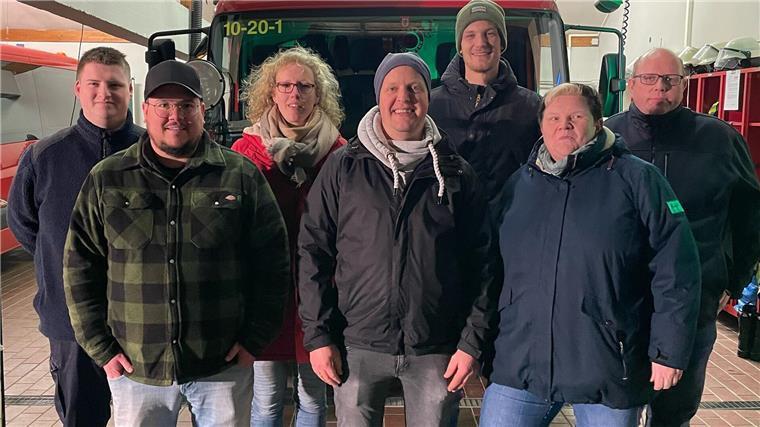 Siegerehrung für die Gewinner des Tannenbaumweitwerfens: Unser Bild zeigt Niklas Gebauer, Michael Wobschall und Simone Ulken (vorne, von links) sowie den stellvertretenden Jugendfeuerwehrwart Sören Reinecke, Tina Tönnjes, Mike Timmermann und Jugendfeuerwehrwart Mathias Ulken (hinten, von links)