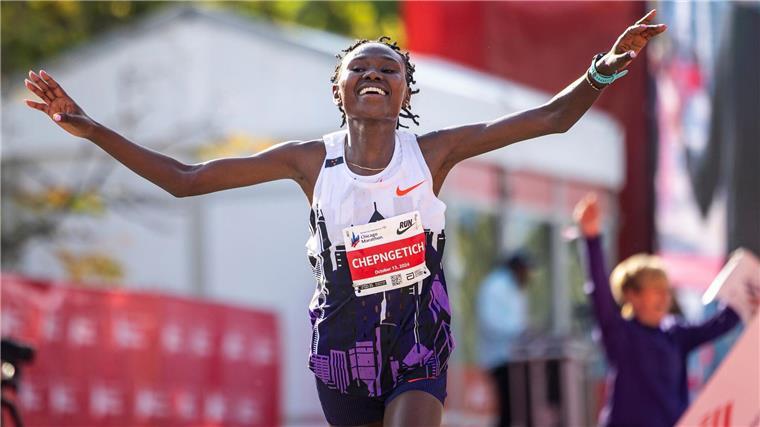 Kenianerin Chepngetich stößt in neue Marathon-Dimension vor Siegerin Ruth Chepngetich.