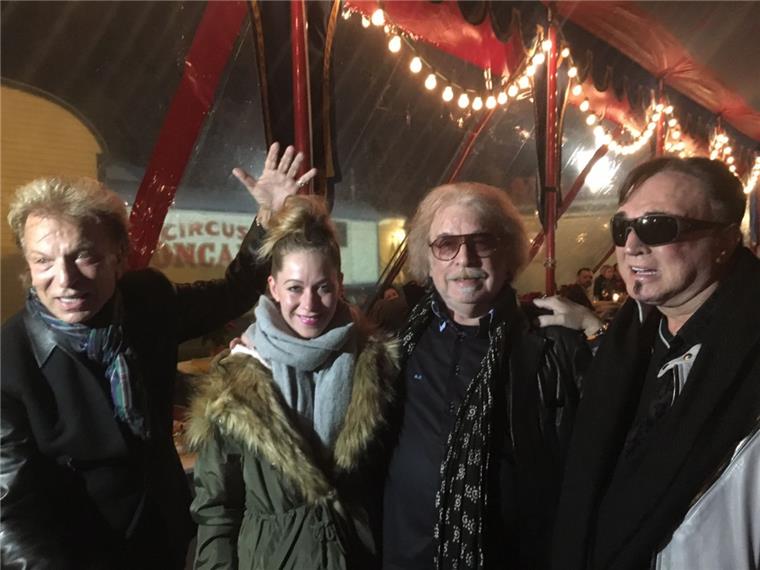 Siegfried und Roy besuchen Freund Bernhard Paul im Circus Roncalli Siegfried Fischbacher (links) únd Roy Horn (rechts) besuchten ihren Freund Bernhard Paul (mit Assistentin Doro Kipp) im Circus Roncalli.