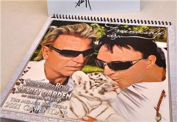 Siegfried hat den von Roy gestalteten Kalender für 2021 nach Nordenham geschickt, sehr zur Freude von Ilse Maas.
