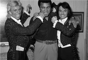 Siegfried und Roy hatten hatten Kontakt mit zahlreichen Prominenten. Darunter war, wie das Bild aus dem Jahr 1980 zeigt, auch Muhammad Ali.