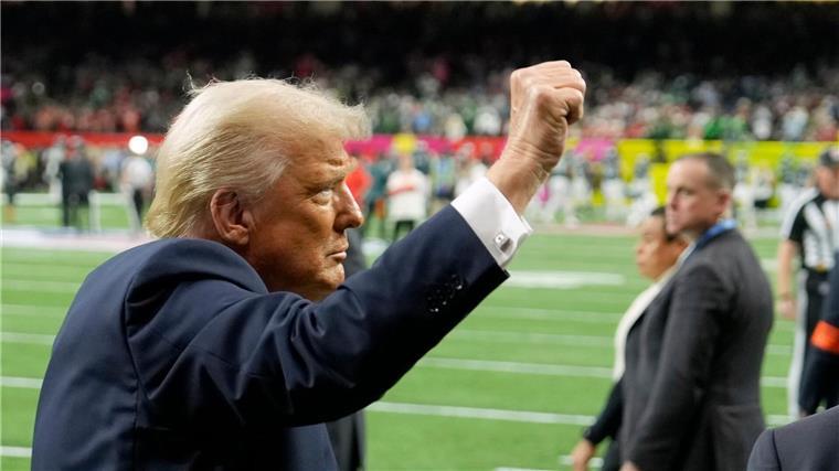 Großereignisse in Serie: Wer ist willkommen in Trumps USA? Sieht auch den Sport als politische Bühne: Donald Trump als Gast beim Super Bowl.