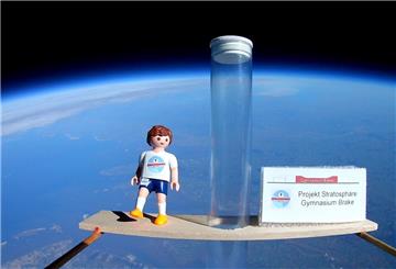 Sieht aus wie eine Fotomontage, ist aber keine: Dieses Foto stammt aus der Stratosphärensonde, die das Gymnasium Brake jetzt auf Reisen geschickt hat.
