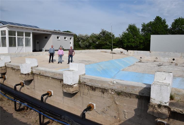 Sieht bisher alles andere als fertig aus: Das in der Sanierung befindliche Selsinger Freibad.