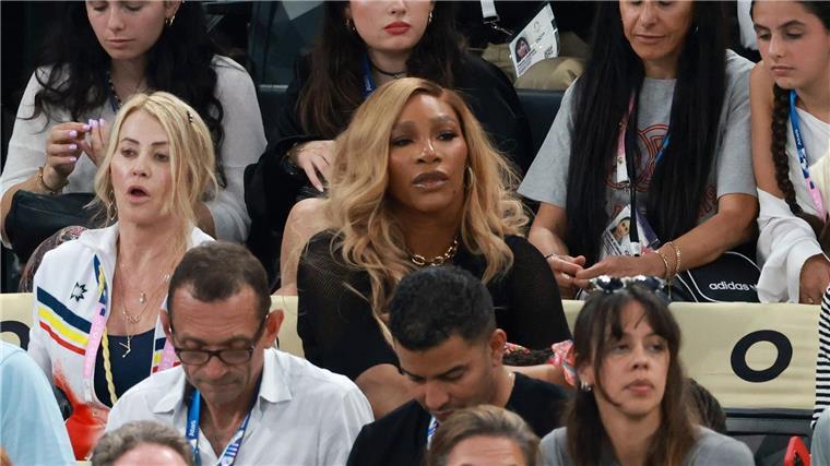Team-Gold: Turnstar Biles begeistert bei fünftem Olympiasieg Sieht den US-Turnerinnen zu: Tennis-Ikone Serena Williams.
