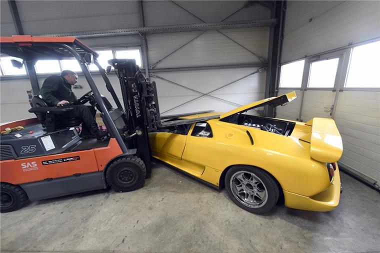 Bremerhaven: Zoll schrottet Lamborghini Sieht echt aus, ist aber nur eine Kopie: Der gefälschte Lamborghini wurde mit einem Gabelstapler für die Schrottpresse vorbereitet. Foto Scheer