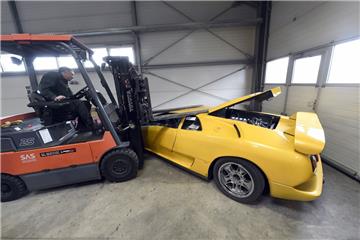 Sieht echt aus, ist aber nur eine Kopie: Der gefälschte Lamborghini wurde mit einem Gabelstapler für die Schrottpresse vorbereitet.  Foto Scheer