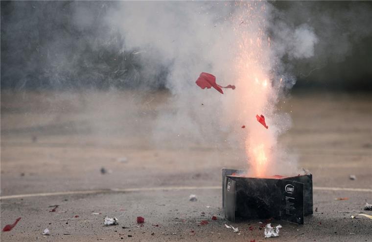Sieht schön aus - kann aber verdammt gefährlich sein: Feuerwerk darf nur am 31. Dezember und am 1. Januar gezündet werden.
