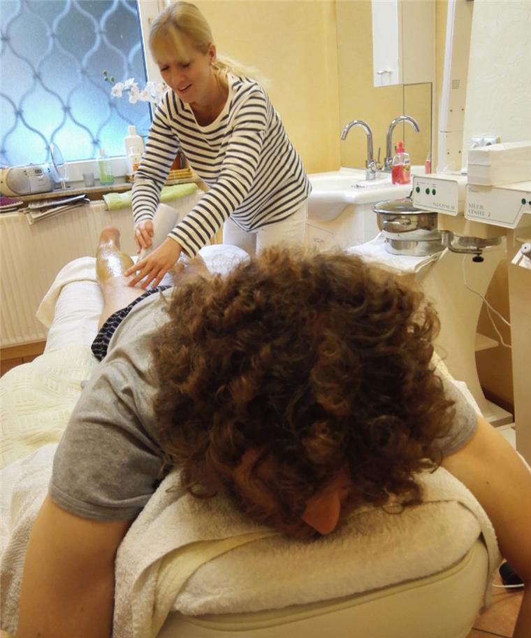 Neue Kolumne: Mein erstes Mal...beim Waxing Sieht zwar gemütlich aus, ist aber alles andere als angenehm.