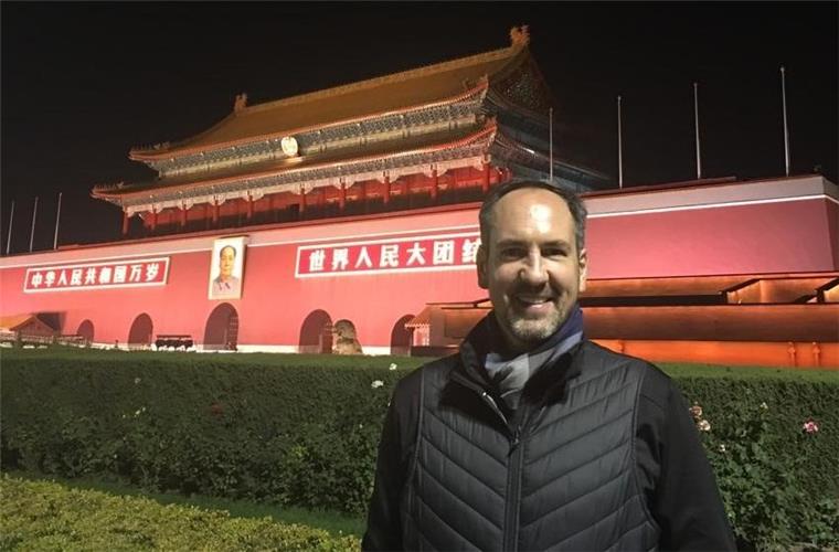 Sightseeing bei Nacht: Sebastian Machowski vor den Toren der berühmten „Verbotenen Stadt“ in Chinas Hauptstadt Peking.