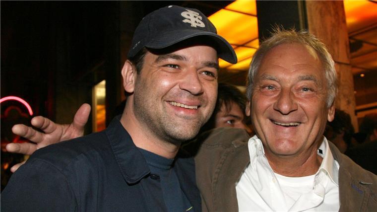 TV-Regisseur Sigi Rothemund gestorben Sigi Rothemund (r) mit Sohn Marc 2007 in München. Der Regisseur ist auf der spanischen Balearen-Insel Menorca gestorben.