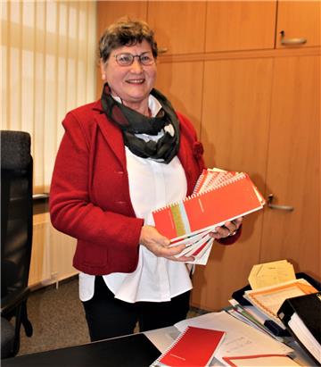 Sigrid Burmester zeigt ihre Kalender, in denen sie alle Hochzeiten eingetragen hat, die sie geschlossen hat. 