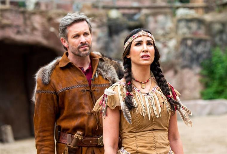 Sila Sahin und Jan Hartmann in einer Szene des Stücks „Winnetou II - Ribanna und Old Firehand“.