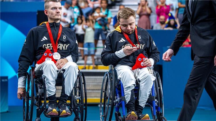Trotz Silber: Enttäuschung an der Platte - Schäfer Vierter Silber für das Tischtennis-Doppel Thomas Schmidberger (l) und Valentin Baus (r).