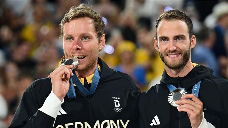 Silber-Freude wächst bei Beach-Duo: LA als neues Ziel Silber ist der größte Erfolg ihrer Karriere: Nils Ehlers (l.) und Clemens Wickler.