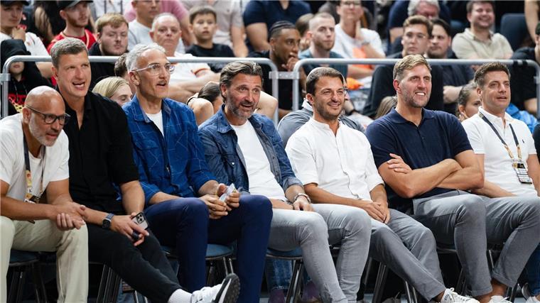 „Richtig Bock“: Basketballer reisen in Bestform zur EM Silbergewinner von 2005: Dirk Nowitzki sieht in Köln zu.
