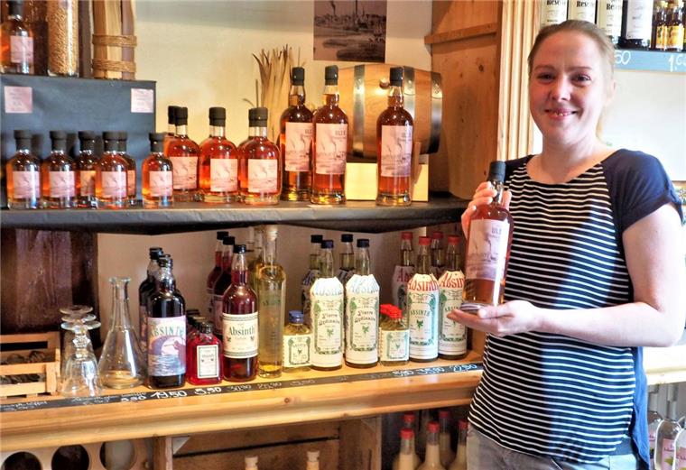 Hier gibt es Whisky aus dem Cuxland Silka Schlichting mit einer der ersten in den Verkauf kommenden Flaschen des Single Malt Whiskys aus Neuhaus.