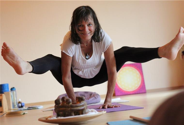 Neues Yoga-Angebot beim TuS Tarmstedt Silke Martens unterrichtet seit 30 Jahren Yoga. Jetzt bietet sie im Vereinsheim des TuS Tarmstedt Hatha-Yoga für Jugendliche und Erwachsene an.
