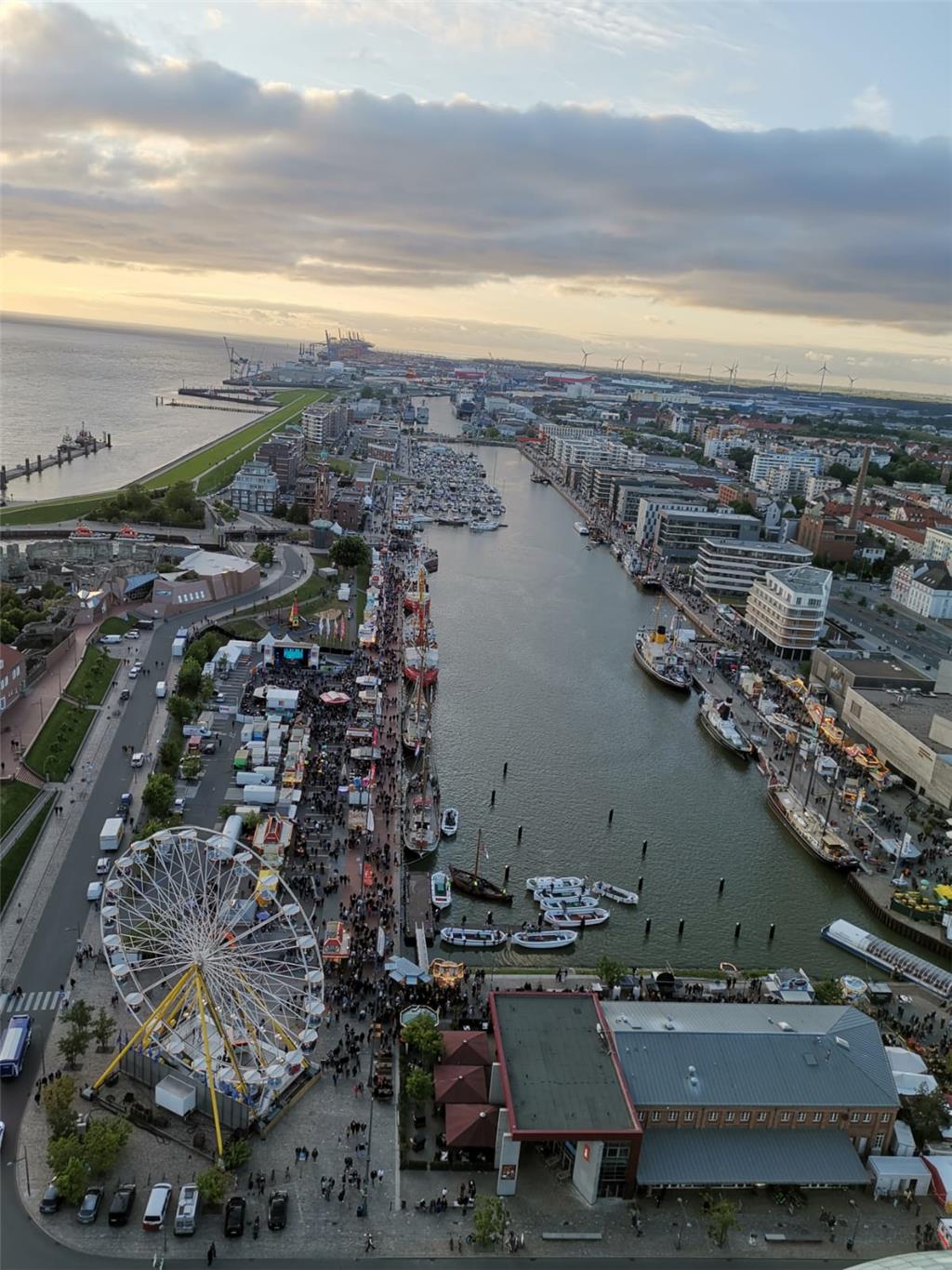 Silke Schwerdts hat sich das Seestadtfest in Bremerhaven aus der Luft angesehen....