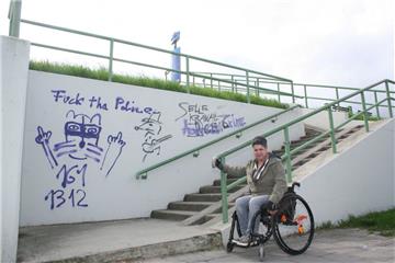 Silvana Nowacki würde gerne an der Schleusenstraße auf den Deich kommen. Doch die Treppe ist für sie unüberwindbar.