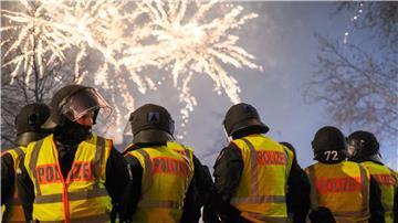 Silvester, Alkohol und Feuerwerk sind eine Mischung, die die Polizei und auch Rettungskräfte massiv fordert. Und so fordern die Polizeigewerkschaft wie auch Mediziner ein generelles Feuerwerksverbot.