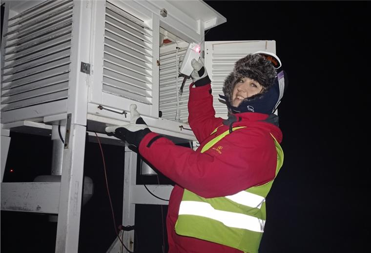 Silvester oder nicht: Die Arbeit geht vor. Bettina Haupt bereitet den täglichen Start einer Radiosonde in der sogenannten Wetterhütte vor.