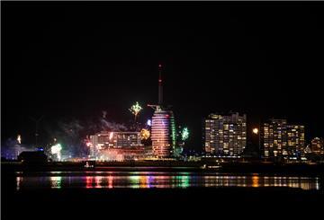 Silvesterfeuerwerk über der Silhouette von Bremerhaven 2022/23, aufgenommen aus Blexen. 