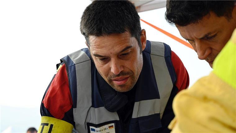 Simon Friz (links), Teamleiter der insgesamt 67 Feuerwehrleute aus Bonn, Düsseldorf und Celle, die bei der Bekämpfung schwerer Waldbrände in Spanien geholfen haben, bei einer Einsatzbesprechung. Für die Deutschen ging es auch darum, das Wissen ihrer südeuropäischen Kollegen mit nach Deutschland zu nehmen. (Archivbild)
