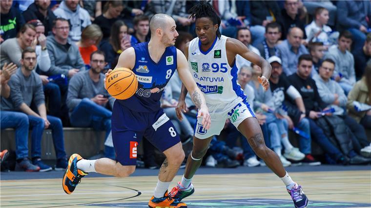 Für die Eisbären geht es nur um den Klassenerhalt Simon Krajcovic (links) wird von Karlsruhes Marc-Antoine Loemba verteidigt. Der Spielmacher der Eisbären brachte es mit 14 Punkten und 11 Assists auf ein Double-Double.